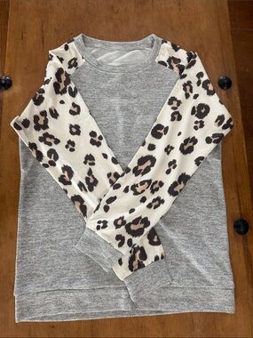 Cozy Gray Pullover with Leopard Print Raglan Sleeves